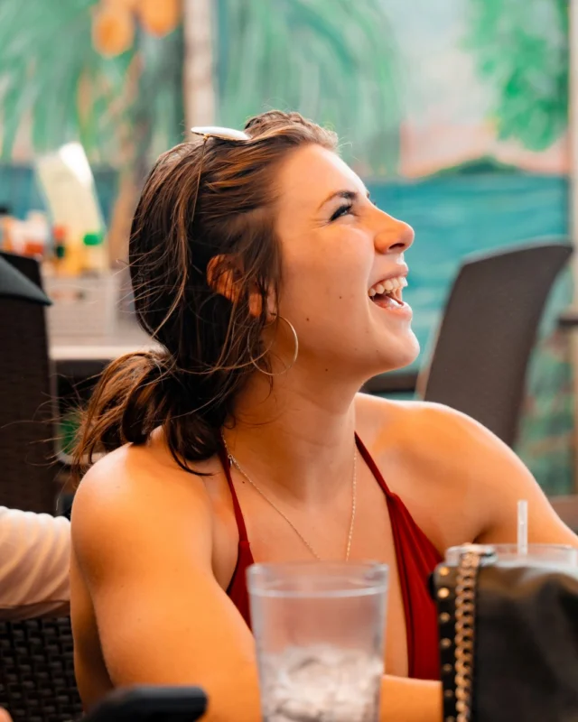 🥰🥂 Nothing beats sharing laughs, cold drinks, and great food with friends at Hungry Tarpon. Tag your favorite lunch date! 👇☀️