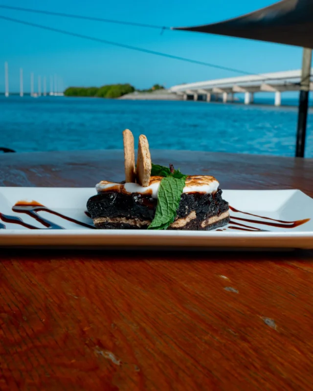 Craving something sweet? 🍫🔥 You have to try our incredible S'mores Brownie at Hungry Tarpon! It comes loaded with toasted homemade marshmallow fluff and graham crackers. What better way to end your meal! 🤤✨